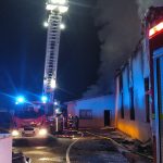 V průmyslové zóně v Plané hoří hala, během zásahu se zranil jeden z hasičů