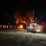 V průmyslové zóně v Plané hoří hala, během zásahu se zranil jeden z hasičů