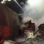 V průmyslové zóně v Plané hoří hala, během zásahu se zranil jeden z hasičů