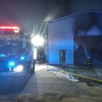 V průmyslové zóně v Plané hoří hala, během zásahu se zranil jeden z hasičů