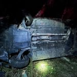 Zraněná žena zůstala před půlnocí u Hodkova zaklíněná v autě