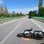 U Třeboně se střetlo osobní auto se skútrem. Pro staršího muže letěl vrtulník