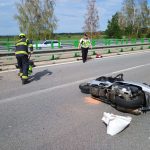 U Třeboně se střetlo osobní auto se skútrem. Pro staršího muže letěl vrtulník