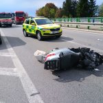 U Třeboně se střetlo osobní auto se skútrem. Pro staršího muže letěl vrtulník