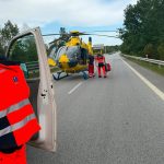 U Třeboně se střetlo osobní auto se skútrem. Pro staršího muže letěl vrtulník