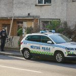 Opuštěný dům v Budějovicích chrání před bezdomovci a narkomany mříže. Podívejte se, jak to tam vypadalo