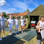 Akce M.A.S.H. v Chlumu u Třeboně. Školáci obědvají ve vojenských stanech