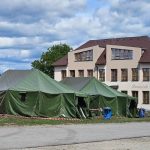 Akce M.A.S.H. v Chlumu u Třeboně. Školáci obědvají ve vojenských stanech