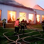 Na Strakonicku hoří od večera bývalý kravín plný slámy. Ze střechy odlétával eternit