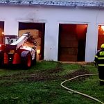 Na Strakonicku hoří od večera bývalý kravín plný slámy. Ze střechy odlétával eternit