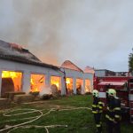 Na Strakonicku hoří od večera bývalý kravín plný slámy. Ze střechy odlétával eternit