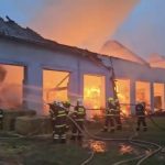 Na Strakonicku hoří od večera bývalý kravín plný slámy. Ze střechy odlétával eternit