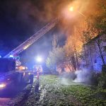Na Strakonicku hoří od večera bývalý kravín plný slámy. Ze střechy odlétával eternit