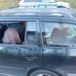 Vandal v obci Kamenný Újezd poškodil auto. Policie hledá svědky