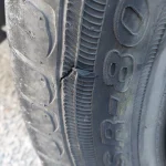 Vandal v obci Kamenný Újezd poškodil auto. Policie hledá svědky