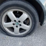 Vandal v obci Kamenný Újezd poškodil auto. Policie hledá svědky