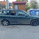 Vandal v obci Kamenný Újezd poškodil auto. Policie hledá svědky