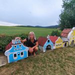 Nadšenec z Krumlovska si postavil na zahradě maketu vesnice ze skutečných cihel