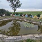 Nadšenec z Krumlovska si postavil na zahradě maketu vesnice ze skutečných cihel