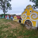 Nadšenec z Krumlovska si postavil na zahradě maketu vesnice ze skutečných cihel