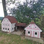 Nadšenec z Krumlovska si postavil na zahradě maketu vesnice ze skutečných cihel