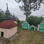 Nadšenec z Krumlovska si postavil na zahradě maketu vesnice ze skutečných cihel