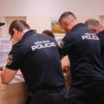 Budějovičtí strážníci a asistenti darovali krev, mezi nimi i ředitel