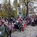 Písek zaplavily davy strašidel. Cesta do minulosti se změnila v rušné putování