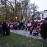 Písek zaplavily davy strašidel. Cesta do minulosti se změnila v rušné putování