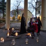 Písek zaplavily davy strašidel. Cesta do minulosti se změnila v rušné putování