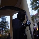 Písek zaplavily davy strašidel. Cesta do minulosti se změnila v rušné putování