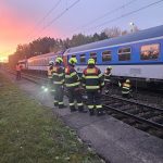 Ve vlaku se objevil kouř. Ženu, která se nadýchala zplodin, odvezli do nemocnice