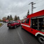 U Vyššího Brodu se srazila dvě auta. Záchranáři odvezli do nemocnice muže a ženu