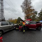 U Vyššího Brodu se srazila dvě auta. Záchranáři odvezli do nemocnice muže a ženu