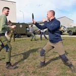 Civilisté si ve Strakonicích zkusili službu vojáků. Pluku jich třicet procent chybí