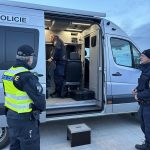 Policisté vyrazili na D3 s novým přístrojem. Odhalí falešné doklady