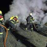V katastru Hluboké nad Vltavou shořela další auta. Policie nevylučuje úmyslné založení požáru