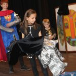 Mladí chyšečtí ochotníci mají za sebou premiéru pohádky Princezna se zlatou hvězdou. Sál jim tleskal vestoje
