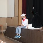 Mladí chyšečtí ochotníci mají za sebou premiéru pohádky Princezna se zlatou hvězdou. Sál jim tleskal vestoje