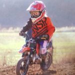 Talentovaná Sára Mikotová sedí na motorce od čtyř let