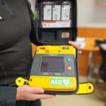 Jindřichohradečtí strážníci mají nový defibrilátor