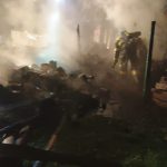 Při požáru přístřešku se dřevem v Deštné se zranil jeden člověk