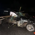 Řidič na Prachaticku proletěl ohradou. Kusy dřeva skončily uvnitř auta