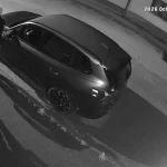 VIDEO: Mladíci v Nemanicích poškodili auto a ukradli popelnice