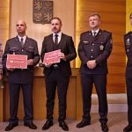 Největší radost měli, když dítě začalo křičet. V Netolicích ocenili zachránce rodiny