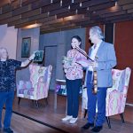 Venoušek hraje nahoře, Eva píše dole. Hudečkovi přivezli do Vodňan příběhy o umění i domově