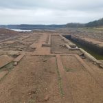 Lipno odhaluje zaniklé továrny i zbořené nádraží. Násep zaniklé železniční trati dovede na Tajvan
