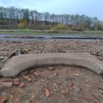 Lipno odhaluje zaniklé továrny i zbořené nádraží. Násep zaniklé železniční trati dovede na Tajvan