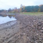 Lipno odhaluje zaniklé továrny i zbořené nádraží. Násep zaniklé železniční trati dovede na Tajvan