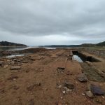 Lipno odhaluje zaniklé továrny i zbořené nádraží. Násep zaniklé železniční trati dovede na Tajvan